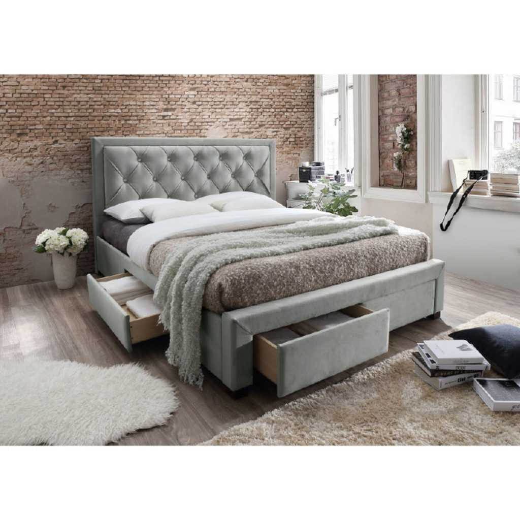 Luksuzan i elegantan bračni krevet za kvalitetan san ima 4 ladice za odlaganje stvari. Krevet je presvučen u sivo smeđu tkaninu, a dominantan element je prošiveno uzglavlje. Isporučuje se s podnicom, ali bez madraca. Madrac možete naručiti iz našeg web shopa.

