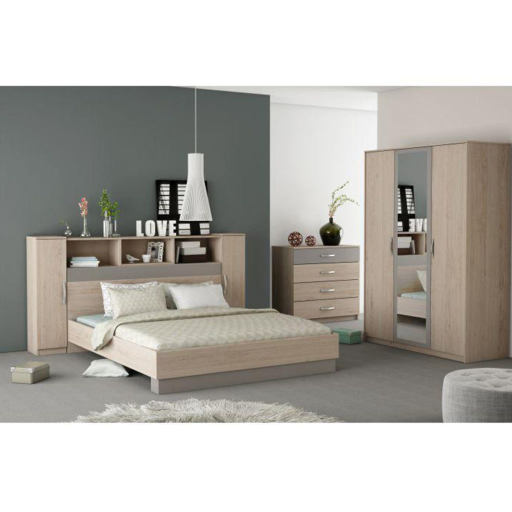 Moderan i elegantan bračni krevet u kombinaciji boja hrast arizona + bijela. Uz krevet možete naručiti i uzglavlje koje sadrži police i ormariće. Krevet se isporučuje bez podnice i madraca. Podnica i madrac bi trebali imati dimenzije 160 x 200 cm.
