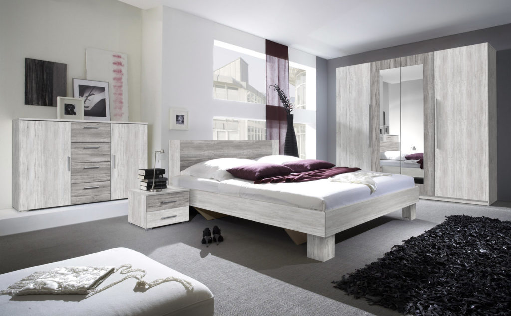 Elegantna spavaća soba Verwood se sastoji od ormara za garderobu, bračnog kreveta i komode