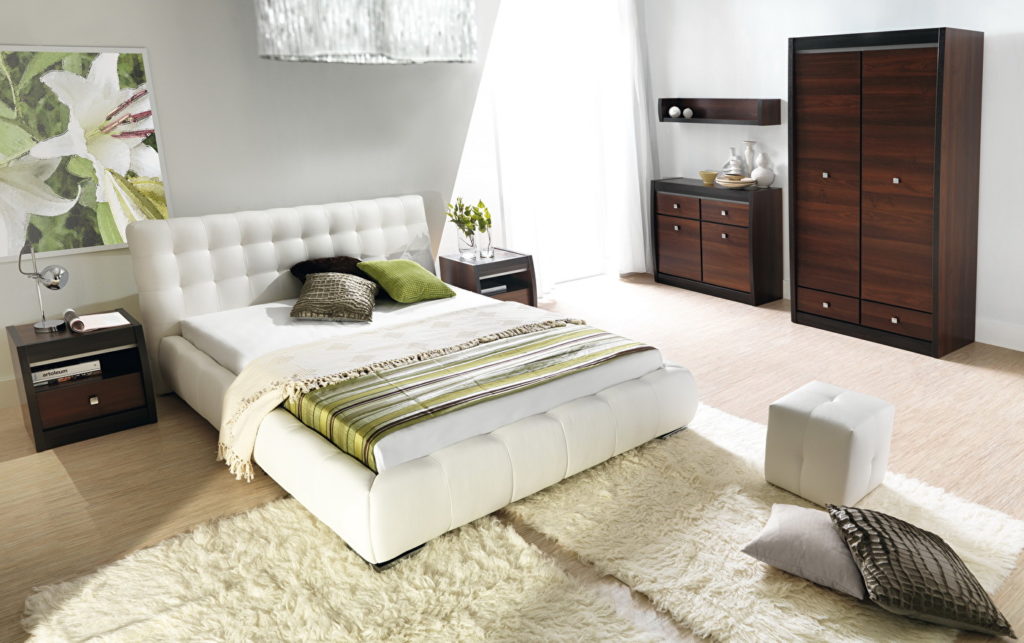 Spavaća soba sadrži: noćni stolić (2x), komoda, polica i ormar za garderobu