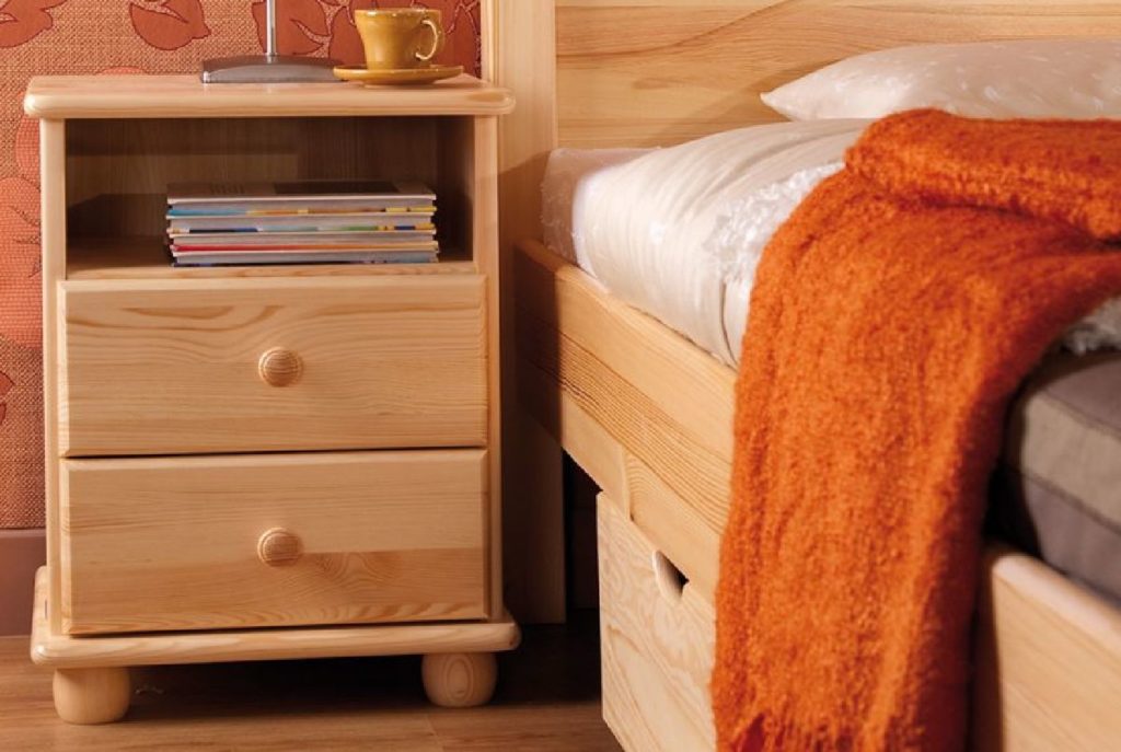 Drveni noćni stolić koji evocira stabilnosti i daje prostoriji toplinu i ugodnost