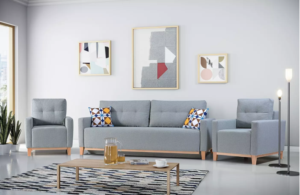 Kauč sjedenje se sastoji od kauča i dvije fotelje. Kauč je na razvlačenje i s prostorom za odlaganje.
