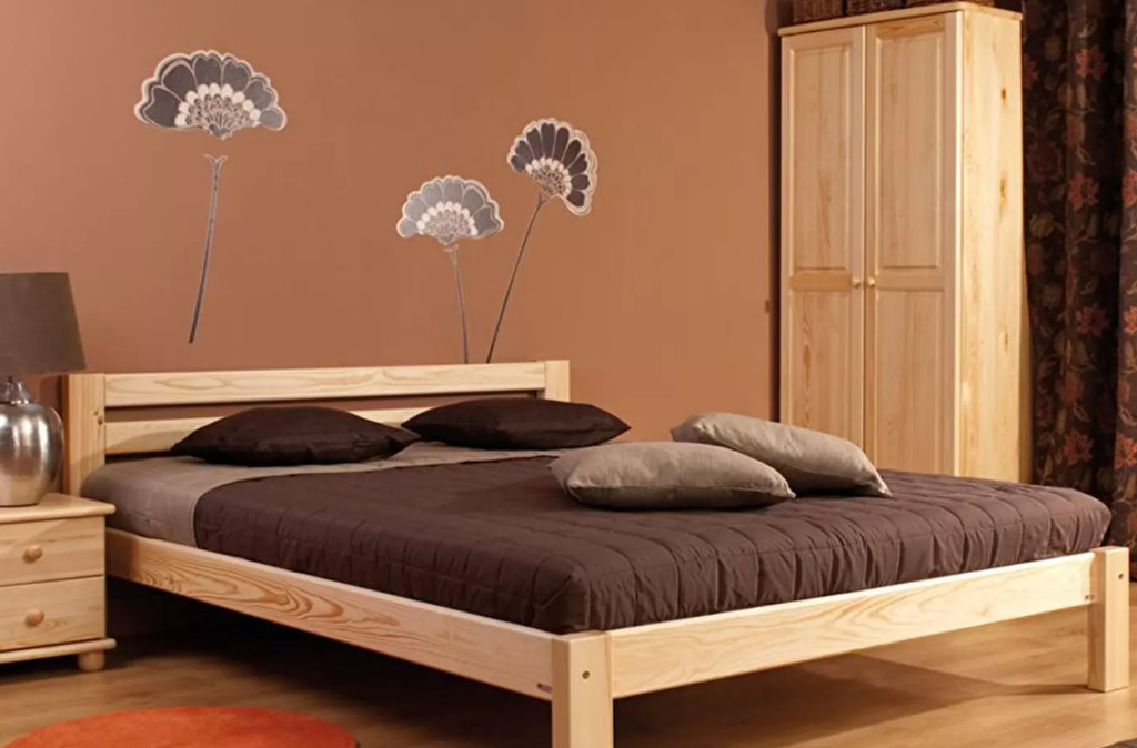 Ormar za garderobu izrađen od drva borovine. Praktičan i kvalitetan te se uklapa u interijer svake spavaće sobe.