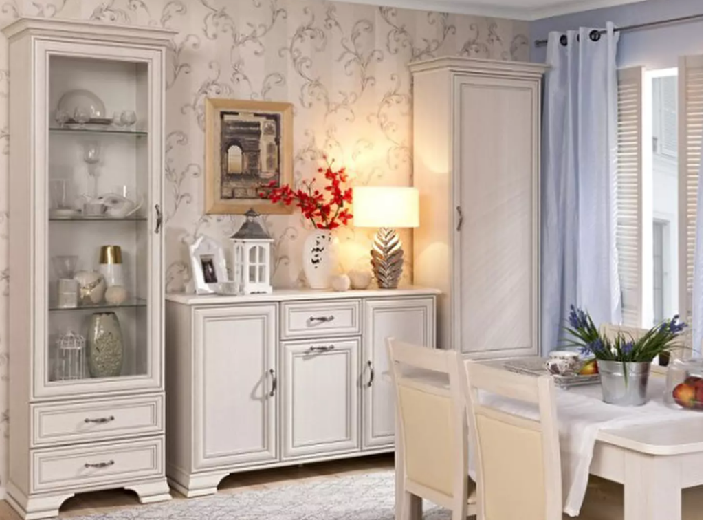 Staklena moderna vitrina Tanya savršena za izlaganje umjetnina ili porcelana a prostoriji daje elegantnu atmosferu