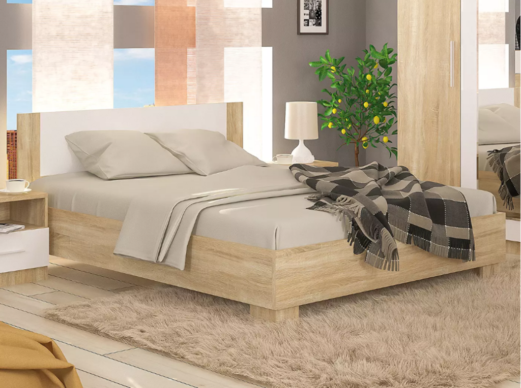 Bračni krevet Marcos jednostavnog i modernog dizajna u kojem dominiraju svijetle boje. Krevet je s podnicom bez madraca
