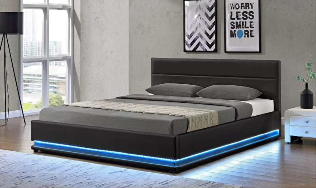 Bračni krevet s ugrađenom bijelom LED rasvjetom. U cijenu je uključena i podnica od lamela. Cijeli krevet je presvučen eko-kožom koja se lako održava. Krevet se isporučuje u dijelovima.
