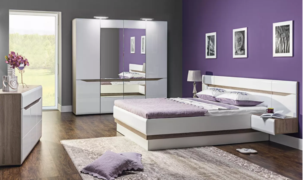 Spavaća soba se sastoji od komode, ormara, noćnih stolića i kreveta