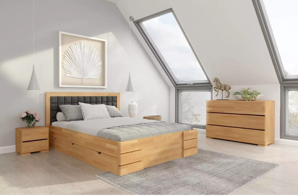 Krevet Storhamar High Drawers očarat će vas jednostavnošću i praktičnim prostorom za odlaganje. Ukupna visina kreveta je 96 cm. Ispod kreveta nalaze se 4 ladice. Konstrukcija je vrlo stabilna i čvrsta. Čvrstoću i stabilnost osigurava i tzv. "peta noga" u obliku slova "T" koja podupire krevet i čini konstrukciju još čvršćom.
