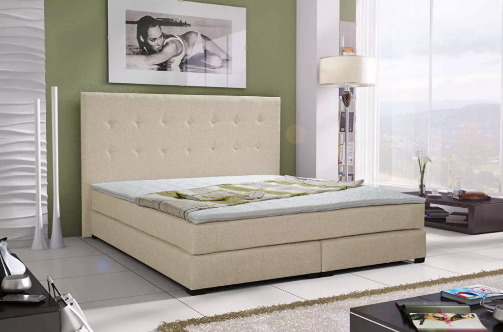 Bračni krevet modernog dizajna za najudobniji san. Cijeli krevet je presvučen tkaninom. Donji bonell madraci su umetnuti u drveni okvir. 