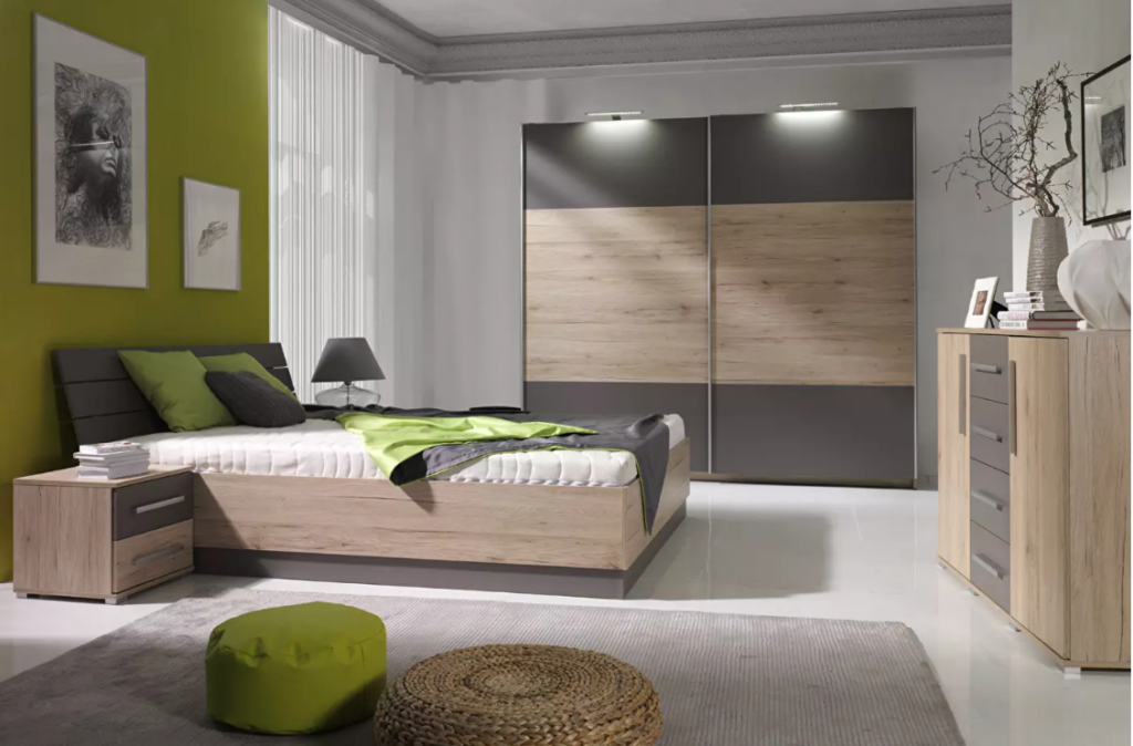 Nježna i puna svježeg zraka spavaća soba Daphis sastoji se od noćnog stolića, bračnog kreveta i ormara za garderobu.