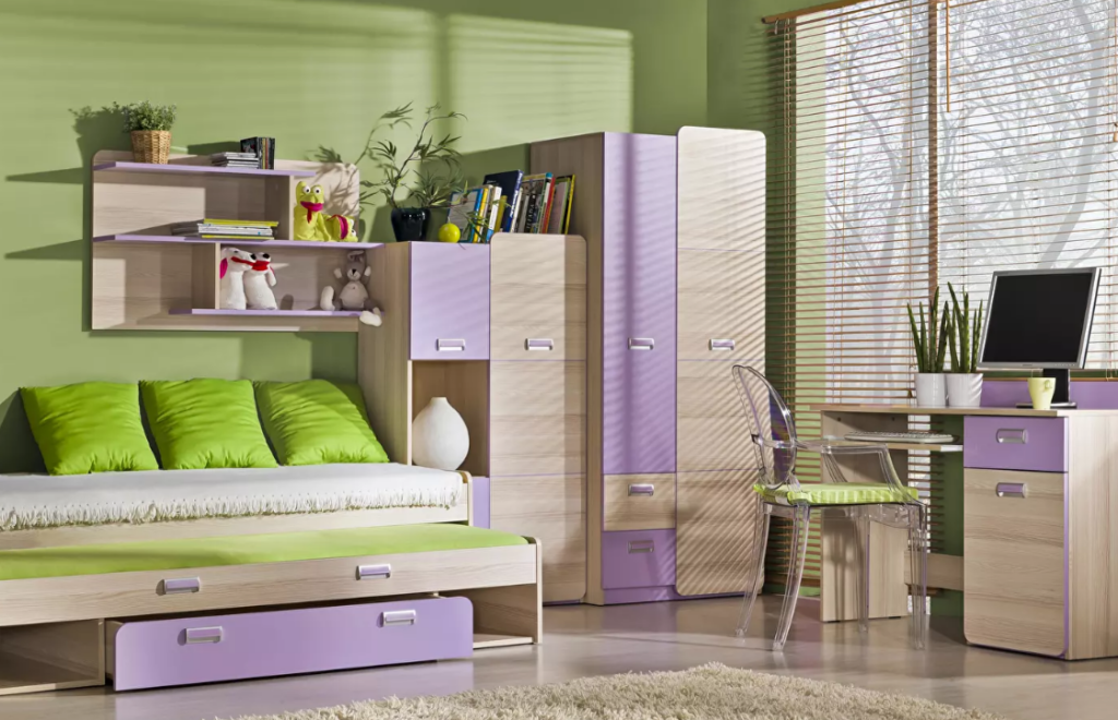 Soba za djevojčice u ljubačastoj boji sadrži krevet, sustav polica, ormarića, ormar za garderobu, PC stolić