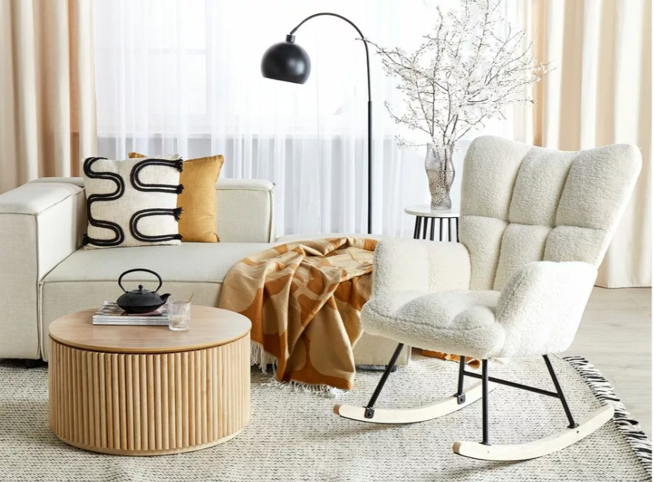 Fotelja za ljuljanje s bijelim presvlakama od bukle tkanine je idealna za hygge opuštanje. Noge s dnom od gumenog drva osigurat će polagano ljuljanje, a stolica će postati izvrstan dodatak dnevnoj ili spavaćoj, ali i dječjoj sobi.