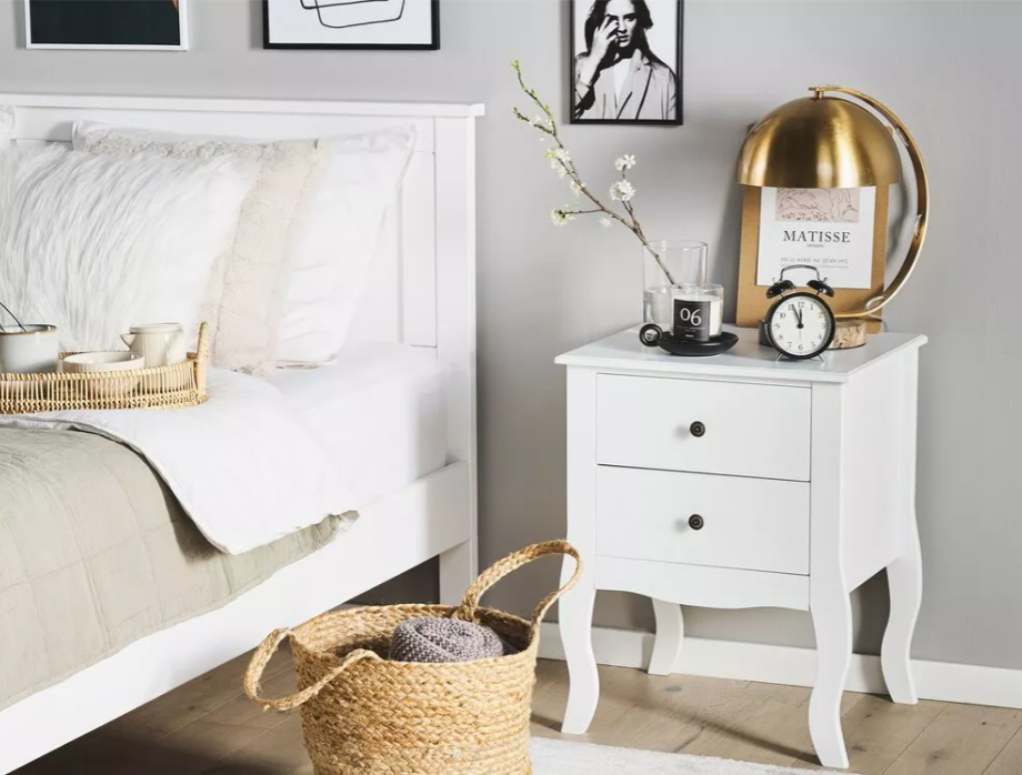 Cvjetni uzorci u spavaćoj sobi, što da ne.. U kombinaciji sa stolićem Lanza dovode do savršenstva