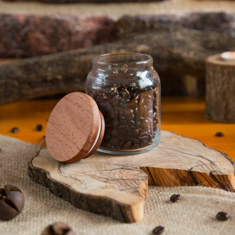 Staklene posude izvrsne su za pohranu hrane koju želite dugoročno čuvati ili koju trebate imati na vidiku. Otporne su i ne upijaju mirise niti boje. Staklene posude s bambusovim poklopcima trenutno su vrlo popularne jer kombiniraju moderan i prirodan dizajn.