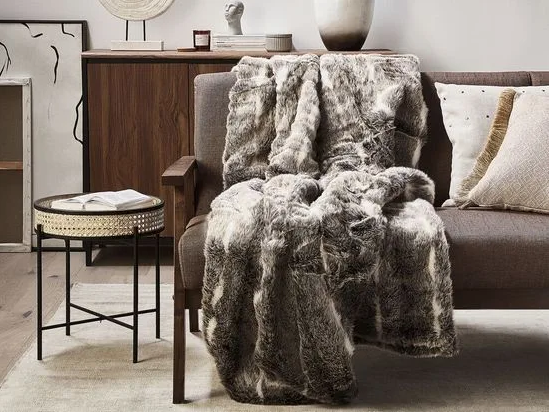 Deka je više od običnog dodatka – ona je detalj koji prostor može učiniti udobnijim i estetski privlačnijim. 