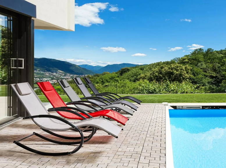 Metalne ležaljke, najčešće izrađene od aluminija ili nehrđajućeg čelika, poznate su po svojoj čvrstoći i trajnosti. 