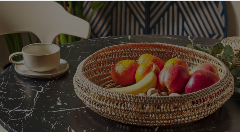 Košare od pruća: Košare od prirodnih materijala, poput vrbovih prutova, čvrste su i dugotrajne. Idealne su za pohranu voća, povrća ili peciva. Dodaju kuhinji šarmantan, rustičan izgled.