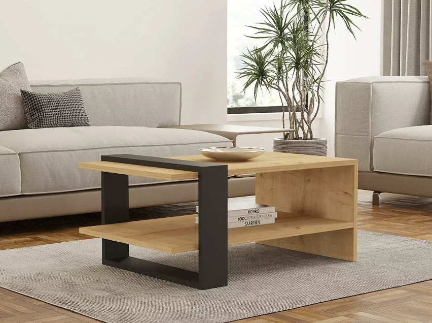 Moderan, pravokutni stolić za kavu s drvenim pločama i tamnim metalnim okvirom, smješten ispred sofe u dnevnom boravku.