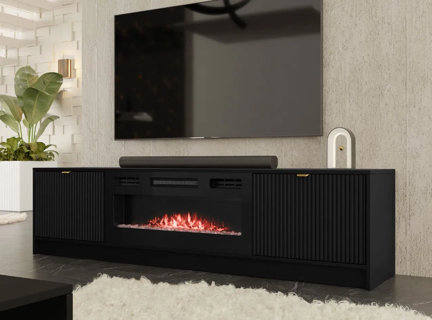 Crni TV ormarić s električnim kaminom ugrađenim ispod televizora.