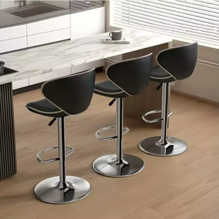 Tri moderne barske stolice s crnim sjedištem i naslonom te kromiranim postoljem ispred mramornog kuhinjskog pulta.