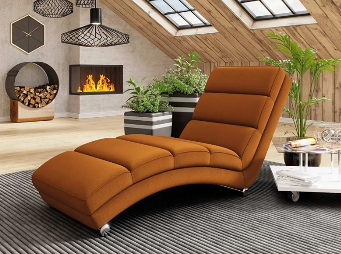 Moderan, narančasti ležaj za opuštanje s metalnim nogama i ugrađenim kaminom i biljkama u potkrovlju.